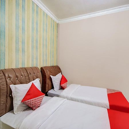 Oyo 3389 Sonya Homestay Syariah Tebing Tinggi Exterior photo