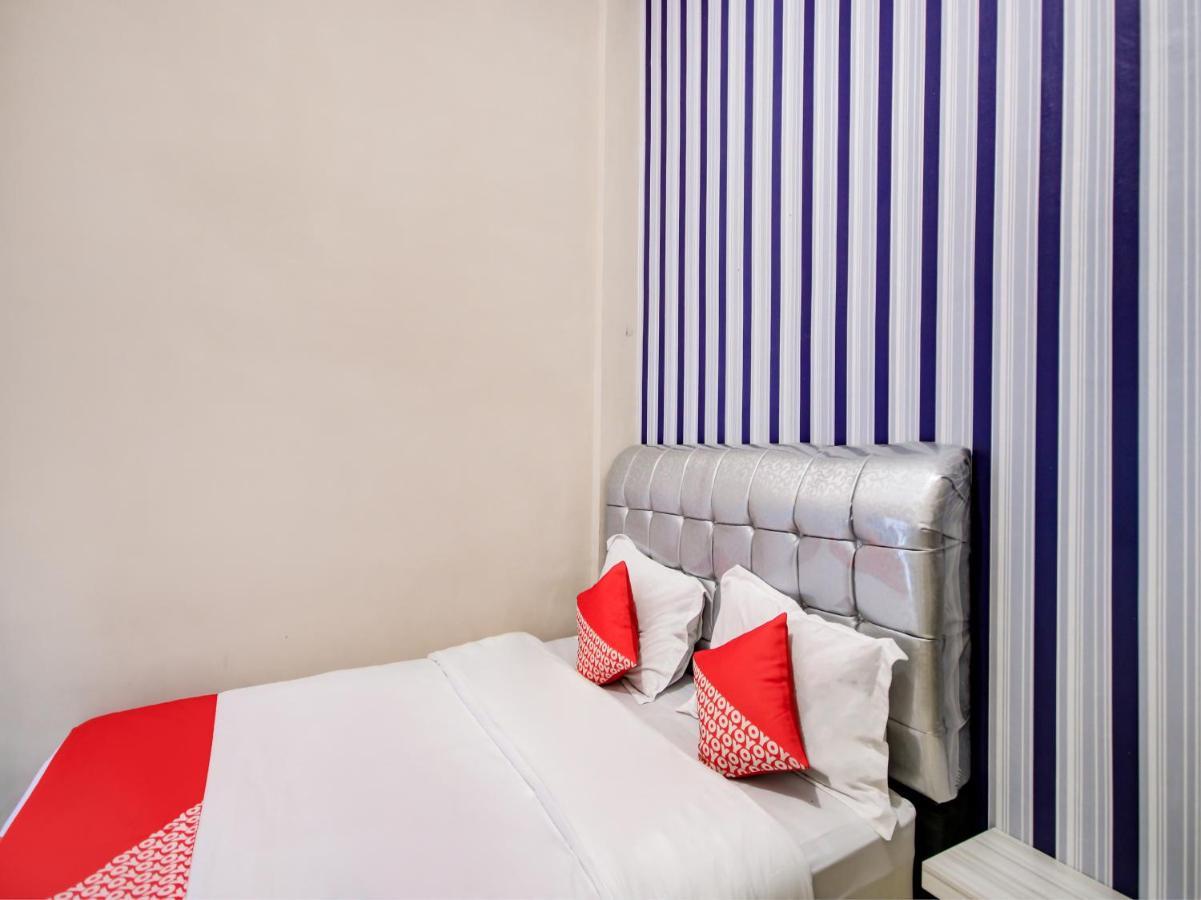 Oyo 3389 Sonya Homestay Syariah Tebing Tinggi Exterior photo