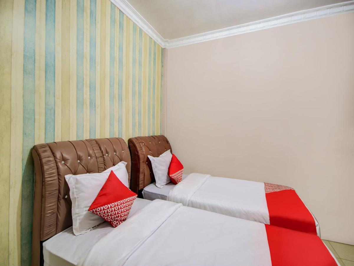 Oyo 3389 Sonya Homestay Syariah Tebing Tinggi Exterior photo